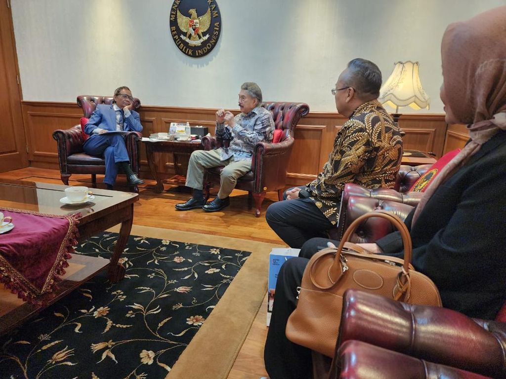 Eks Hakim Agung Gayus Bertemu Mahfud Md Bahas Karut-marut Pengadilan Eks Hakim Agung Gayus Bertemu Mahfud Md Bahas Karut-marut Pengadilan