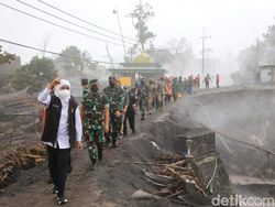 Gubernur Khofifah Tinjau Dampak Erupsi Semeru, Pastikan Logistik Aman