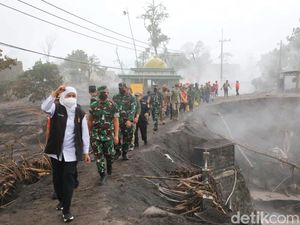 Gubernur Khofifah Tinjau Dampak Erupsi Semeru, Pastikan Logistik Aman