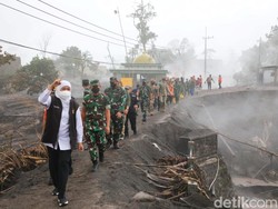 Gubernur Khofifah Tinjau Dampak Erupsi Semeru, Pastikan Logistik Aman