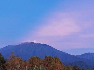 Aktivitas Vulkanik Fluktuatif, Gunung Raung Keluarkan Asap Putih 100 Meter Aktivitas Vulkanik Fluktuatif, Gunung Raung Keluarkan Asap Putih 100 Meter