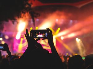 Memang Boleh Rekam Konser Musik dan Posting di Medsos? Memang Boleh Rekam Konser Musik dan Posting di Medsos?