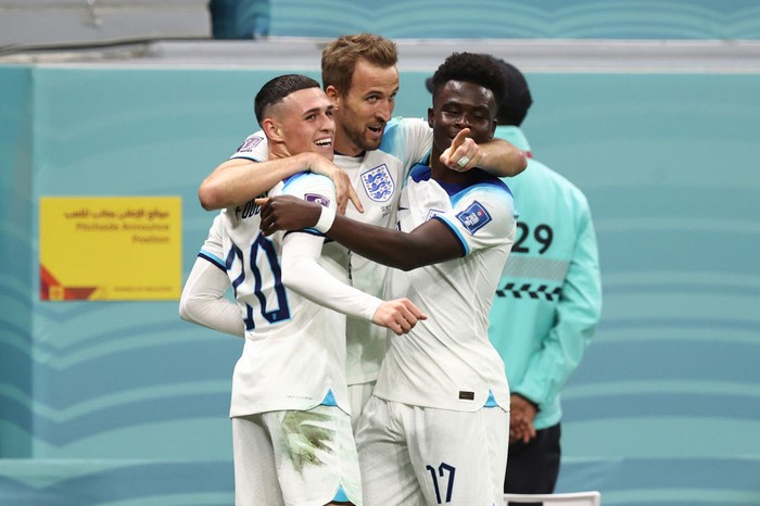 AL KHOR, QATAR - DECEMBER 04: Harry Kane of England celebrates after scoring a goal to make it 2-0 with Phil Foden and Bukayo Saka of England during the FIFA World Cup Qatar 2022 Round of 16 match between England and Senegal at Al Bayt Stadium on December 4, 2022 in Al Khor, Qatar. (Photo by James Williamson - AMA/Getty Images)