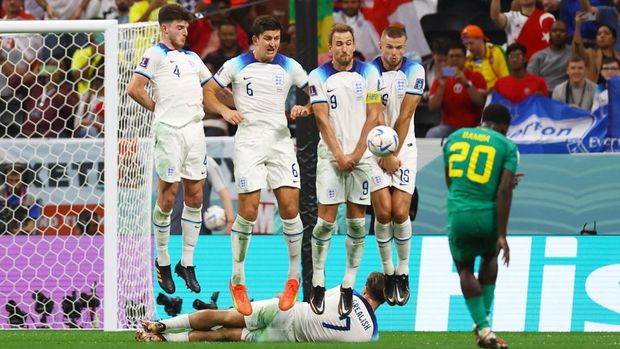Soccer Football - FIFA World Cup Qatar 2022 - Round of 16 - England v Senegal - Al Bayt Stadium, Al Khor, Qatar - December 4, 2022 Senegal's Bamba Dieng shoots at goal from a free kick as England's Declan Rice, Harry Maguire, Harry Kane and Eric Dier jump in a defensive wall REUTERS/Kai Pfaffenbach