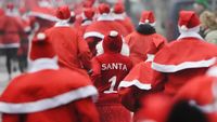 Sambut Natal, Ratusan Sinterklas Ikut Lomba Lari di Berlin