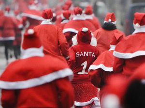 Sambut Natal, Ratusan Sinterklas Ikut Lomba Lari di Berlin