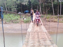 Gotong Royong Warga Perbaiki Jembatan Gantung di Ciamis