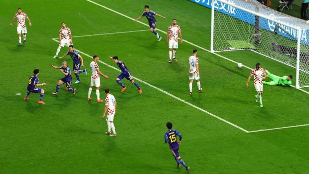 Soccer Football - FIFA World Cup Qatar 2022 - Round of 16 - Japan v Croatia - Al Janoub Stadium, Al Wakrah, Qatar - December 5, 2022 Japan's Daizen Maeda celebrates scoring their first goal with Wataru Endo, Maya Yoshida and teammates as Croatia players look dejected REUTERS/Lee Smith