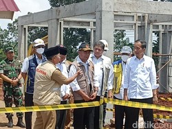 Momen Jokowi Tinjau Pembangunan Rumah Relokasi Korban Gempa Cianjur