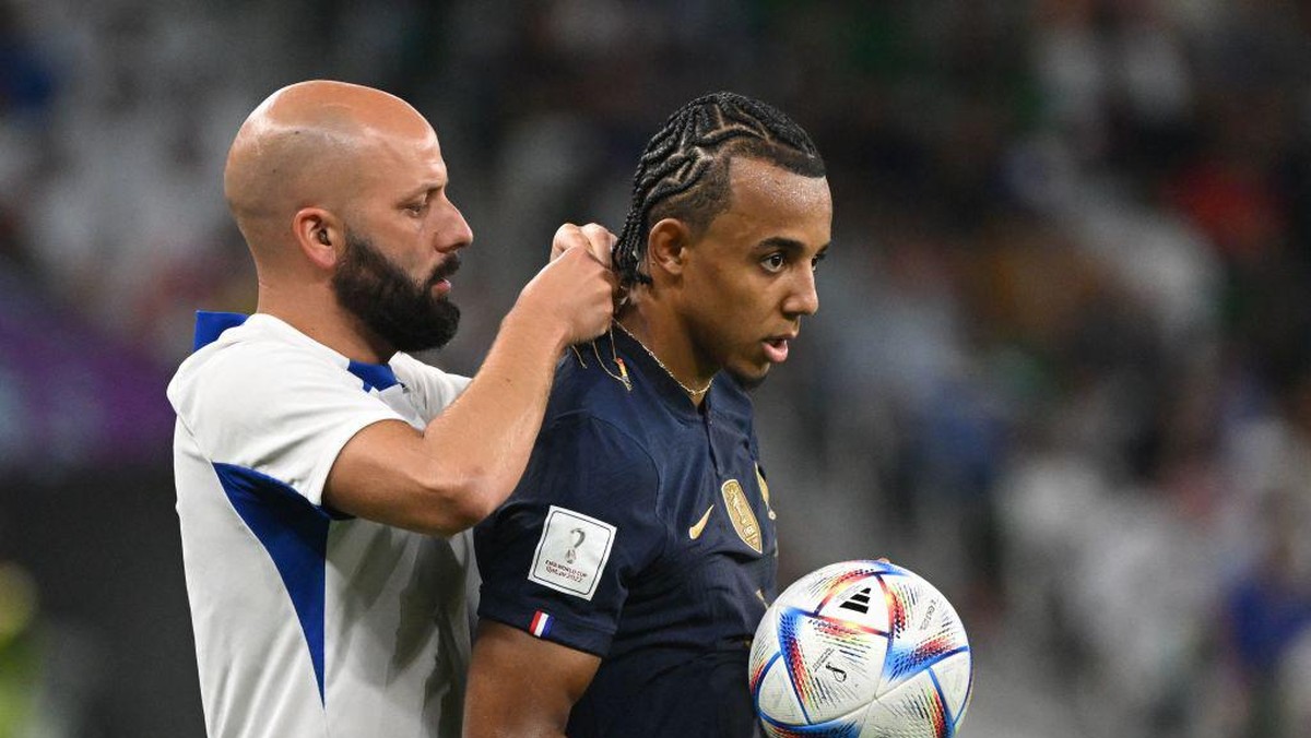Jules Kounde memakai kalung emas saat Prancis bertemu Polandia (AFP via Getty Images/ANDREJ ISAKOVIC)