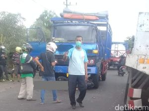 Truk Ugal-ugalan Tabrak Biker Wanita hingga Tewas di Gresik