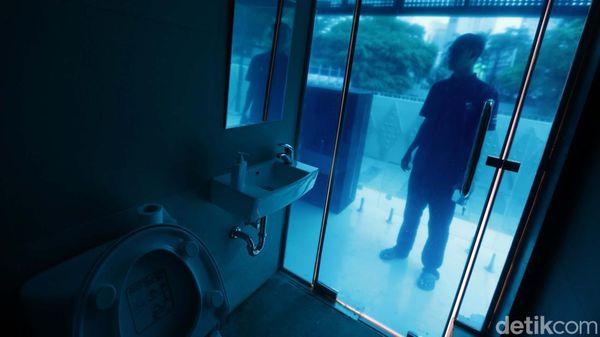 Keren! Jakarta Punya Toilet Transparan Seperti Jepang