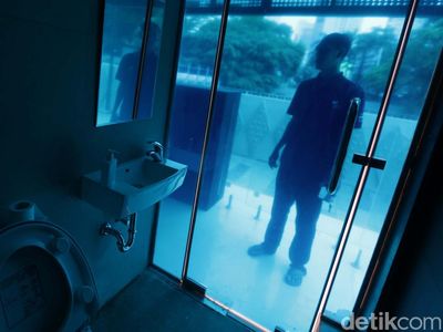 Keren! Jakarta Punya Toilet Transparan Seperti Jepang
