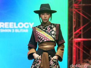 Foto: Koleksi Busana SMKN 3 Blitar Terinspirasi dari Makam Bung Karno Foto: Koleksi Busana SMKN 3 Blitar Terinspirasi dari Makam Bung Karno