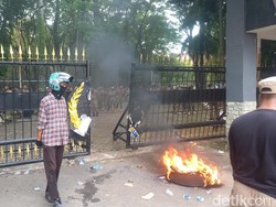Kantor Gubernur Sulsel Digeruduk Suporter PSM, Pagar-Perabotan Dirusak