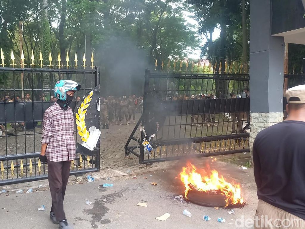 Momen Suporter PSM Duduki Kantor Gubernur Tagih Janji Stadion Mattoanging Momen Suporter PSM Duduki Kantor Gubernur Tagih Janji Stadion Mattoanging