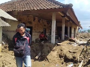 Korban Banjir Bandang Jembrana Dapat Rp 1 Juta untuk Bersihkan Rumah Korban Banjir Bandang Jembrana Dapat Rp 1 Juta untuk Bersihkan Rumah