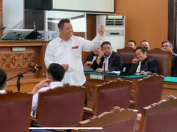 Dua Kali Kuat Maruf Bikin Finger Heart ala Korea di Sidang