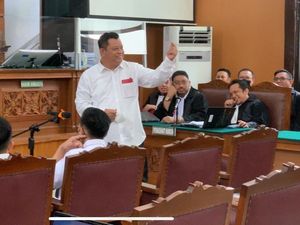 Ciyee... Kuat Maruf Pose Finger Heart Ala Korea Sebelum Sidang Ciyee... Kuat Maruf Pose Finger Heart Ala Korea Sebelum Sidang