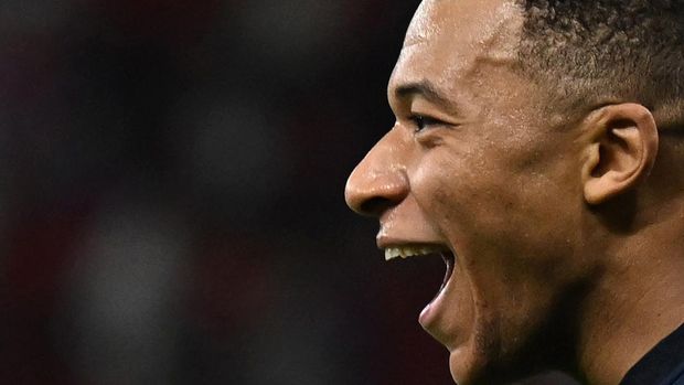 Soccer Football - FIFA World Cup Qatar 2022 - Round of 16 - France v Poland - Al Thumama Stadium, Doha, Qatar - December 4, 2022 France's Kylian Mbappe celebrates scoring their third goal REUTERS/Dylan Martinez