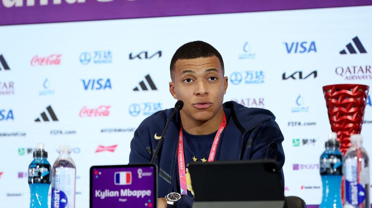 Penyerang Prancis Kylian Mbappe bicara di hadapan media usai laga melawan Polandia (Foto: FIFA via Getty Images/Maja Hitij - FIFA)