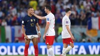 Mbappe dan Lewandowski pun saling memberi senyum (Getty Images)