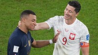 Foto ini jadi viral di sosial media. Banyak pecinta sepakbola bilang, Lewandowski mau ajak Mbappe ke Barcelona, tapi Mbappe menolak (Getty Images)