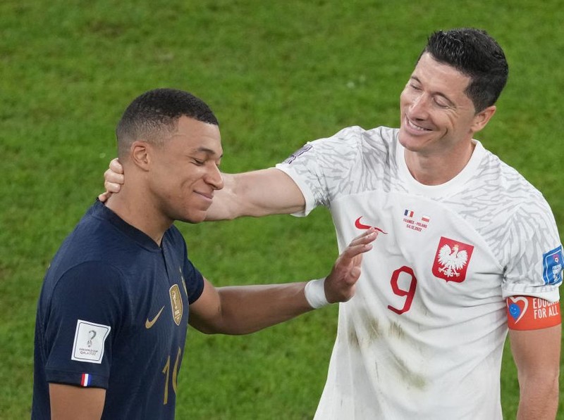 DOHA, QATAR - DECEMBER 04: Robert Lewandowski of Poland embraces Kylian Mbappe of France after the FIFA World Cup Qatar 2022 Round of 16 match between France and Poland at Al Thumama Stadium on December 04, 2022 in Doha, Qatar. (Photo by Buda Mendes/Getty Images)