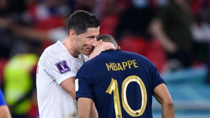 DOHA, QATAR - DECEMBER 04: Robert Lewandowski of Poland embraces Kylian Mbappe of France after the FIFA World Cup Qatar 2022 Round of 16 match between France and Poland at Al Thumama Stadium on December 04, 2022 in Doha, Qatar. (Photo by Buda Mendes/Getty Images)