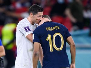 Bisik-bisik Mbappe dan Lewandowski Bisik-bisik Mbappe dan Lewandowski