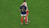 Selepas laga, kedua penyerang tim sekaligus yang bikin gol yakni Kylian Mbappe dan Robert Lewandowski saling berpelukan dan memberi respek (Getty Images)