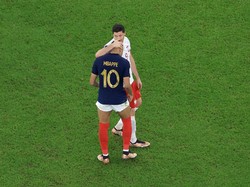 Selepas laga, kedua penyerang tim sekaligus yang bikin gol yakni Kylian Mbappe dan Robert Lewandowski saling berpelukan dan memberi respek (Getty Images)