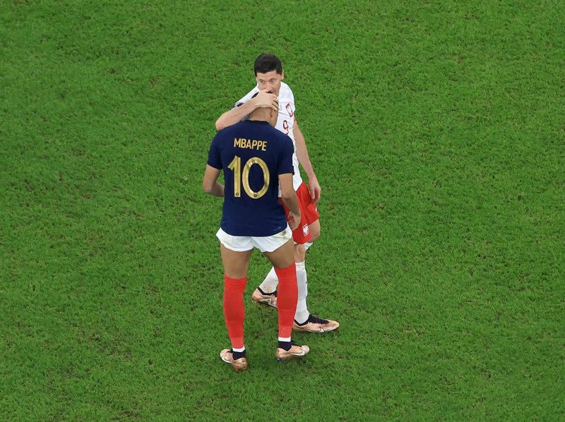 DOHA, QATAR - DECEMBER 04: Robert Lewandowski of Poland embraces Kylian Mbappe of France after the FIFA World Cup Qatar 2022 Round of 16 match between France and Poland at Al Thumama Stadium on December 04, 2022 in Doha, Qatar. (Photo by Buda Mendes/Getty Images)