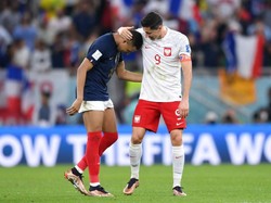 Jadi penasaran, pada ngomongin apa, sih? (Getty Images)