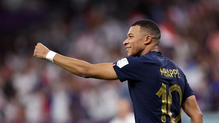 kylian mbappe timnas prancis prancis vs polandia piala dunia 2022 piala dunia qatar juara bola dunia DOHA, QATAR - DECEMBER 04: Kylian Mbappe of France celebrates after scoring the team's third goal during the FIFA World Cup Qatar 2022 Round of 16 match between France and Poland at Al Thumama Stadium on December 04, 2022 in Doha, Qatar. (Photo by Francois Nel/Getty Images)
