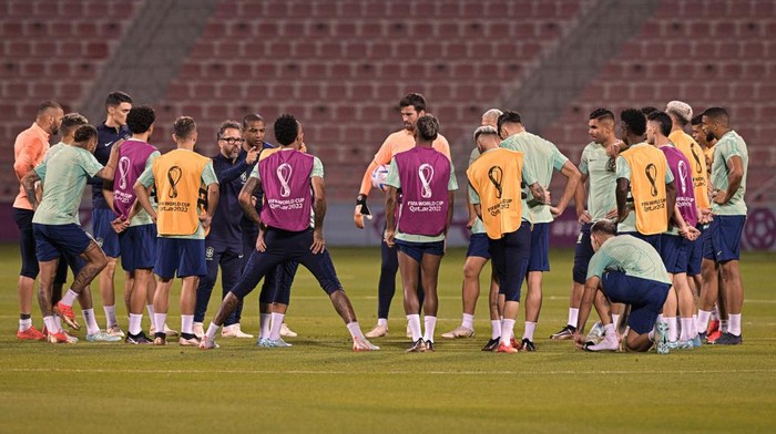 Lihat Latihan Neymar Cs Jelang Lawan Korea Selatan DOHA, QATAR - DECEMBER 04: Players of Brazil Neymar and Rodrygo during Brazil training session on match day -1 at Al Arabi SC Stadium Stadium on December 4, 2022 in Doha, Qatar. (Photo by Pedro Vilela/Getty Images)