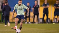 Tampak Neymar ikut dalam sesi latihan usai mengalami cedera pergelangan kaki saat melawan Serbia.  
