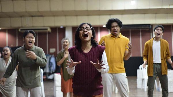 Lihat Yuk Latihan Teater Musikal Cek Toko Sebelah
