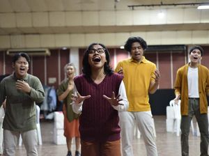 Lihat Yuk Latihan Teater Musikal Cek Toko Sebelah
