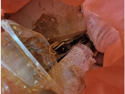 Kacau! Makanan Pesanan Online Wanita Ini Tumpah hingga Hancur Lebur