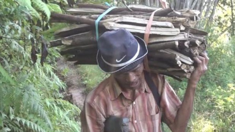 Mari Bantu Ayah Disabilitas Penjual Kayu yang Jaga Anak Lumpuh Seorang Diri