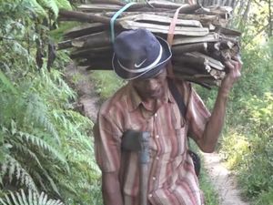 Mari Bantu Ayah Disabilitas Penjual Kayu yang Jaga Anak Lumpuh Seorang Diri