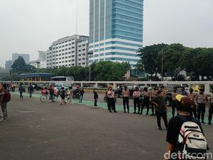 Demo Tolak RKUHP di DPR Usai, Massa Membubarkan Diri