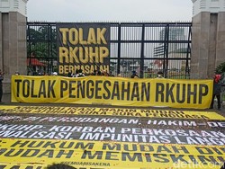 Massa Demo Tolak RKUHP Tiba di DPR, Bawa Bendera Kuning-Tabur Bunga