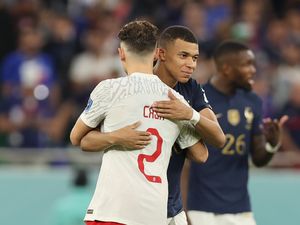 Polandia Tersingkir, Pemainnya Bawa Pulang Jersey Messi dan Mbappe