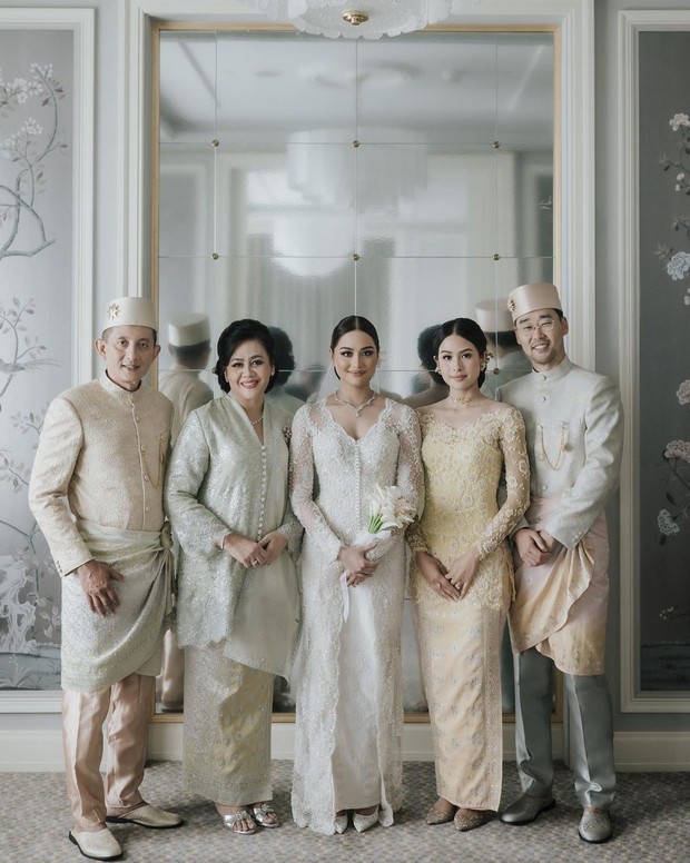 Maudy Ayunda dan keluarga/ Foto: Instagram/maudyayunda Maudy Ayunda dan keluarga di pernikahan Amanda Khairunnisa adiknya