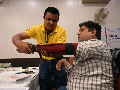 Melihat Produksi Kaki dan Tangan Palsu di India