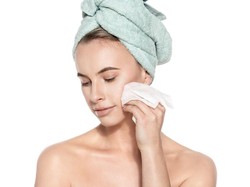 5 Risiko Memakai Tisu Basah untuk Membersihkan Wajah