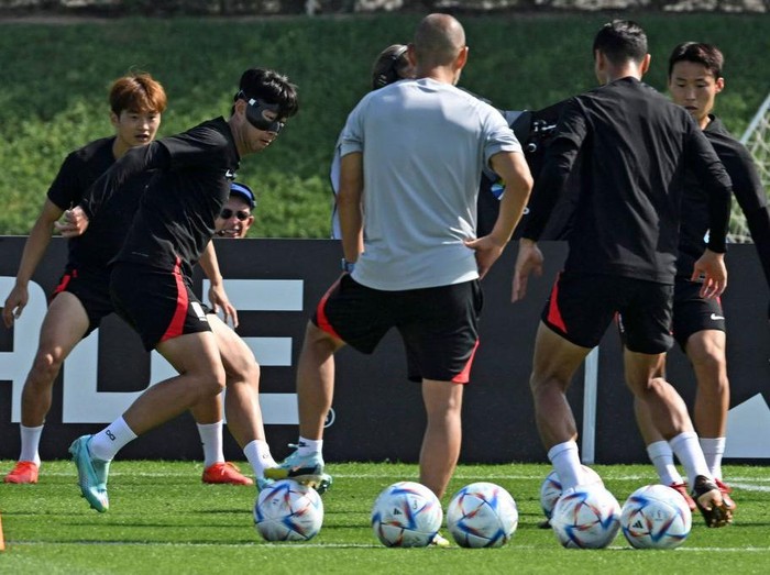 South Korea's midfielder #07 Son Heung-min takes part in a training session at Al Egla in Doha on December 4, 2022 on the eve of the Qatar 2022 World Cup football match between Brazil and South Korea. (Photo by PABLO PORCIUNCULA / AFP) (Photo by PABLO PORCIUNCULA/AFP via Getty Images)
