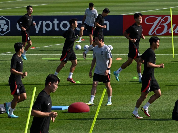 Mengintip Latihan Korea Selatan Jelang Melawan Brasil South Korean players take part in a training session at Al Egla in Doha on December 4, 2022 on the eve of the Qatar 2022 World Cup football match between Brazil and South Korea. (Photo by Pablo PORCIUNCULA / AFP) (Photo by PABLO PORCIUNCULA/AFP via Getty Images)